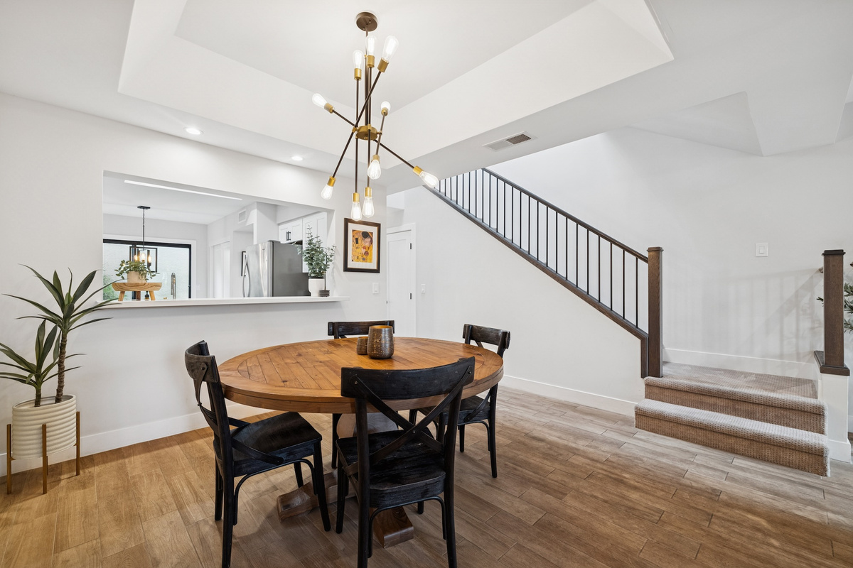 Townhouse with no one above-guaranteed quiet-no neighbors.