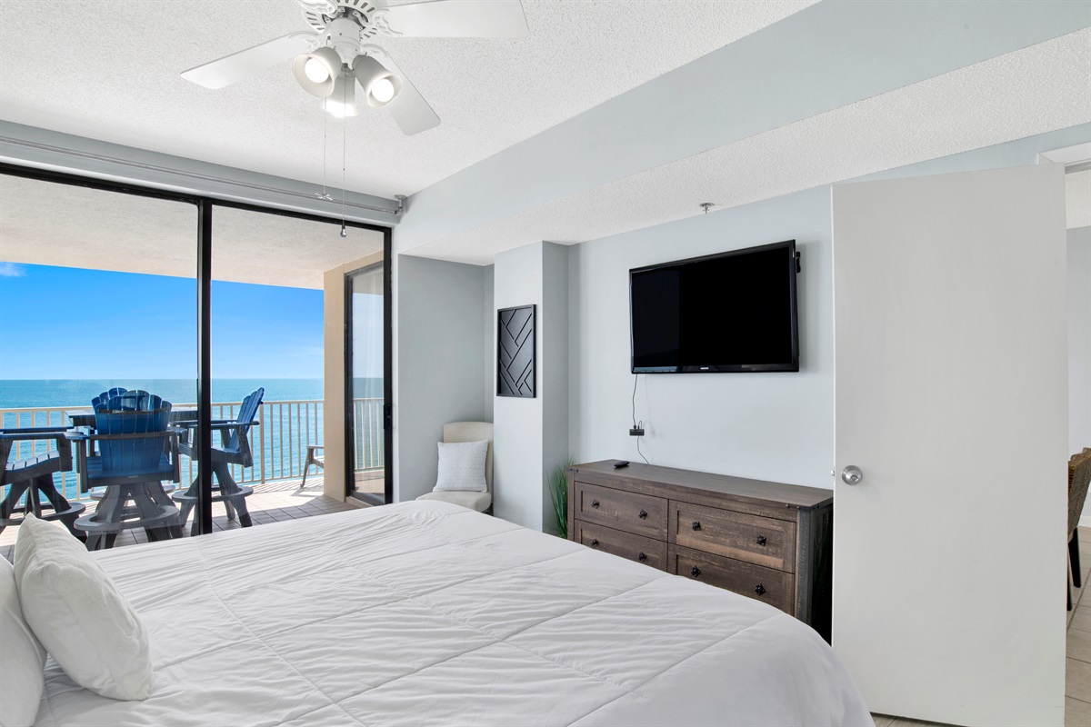 Ocean views + king-size comfort = the perfect morning.