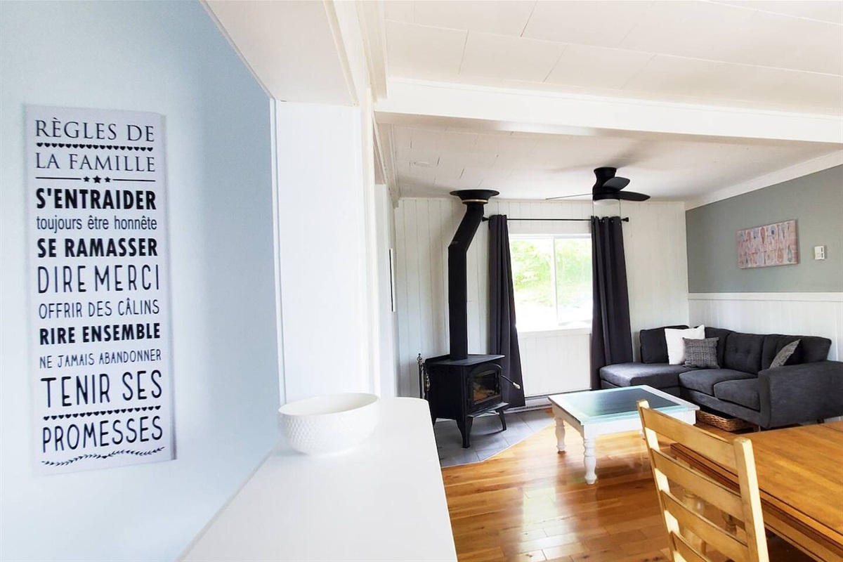 Deuxi&egrave;me salon avec Foyer au bois - wood stove in living room area; firewood is supplied