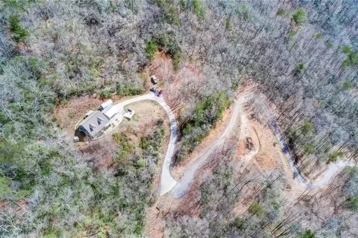 Our mountain top location nestled up to the national forest and is just 20 miles to Helen, GA, 4 miles to Lake Chatuge, 7 miles to Brasstown Bald, 7 miles to the Mountain Fair, 7 miles to the Appalachian Trail, and 44 miles to Blue Ridge! 