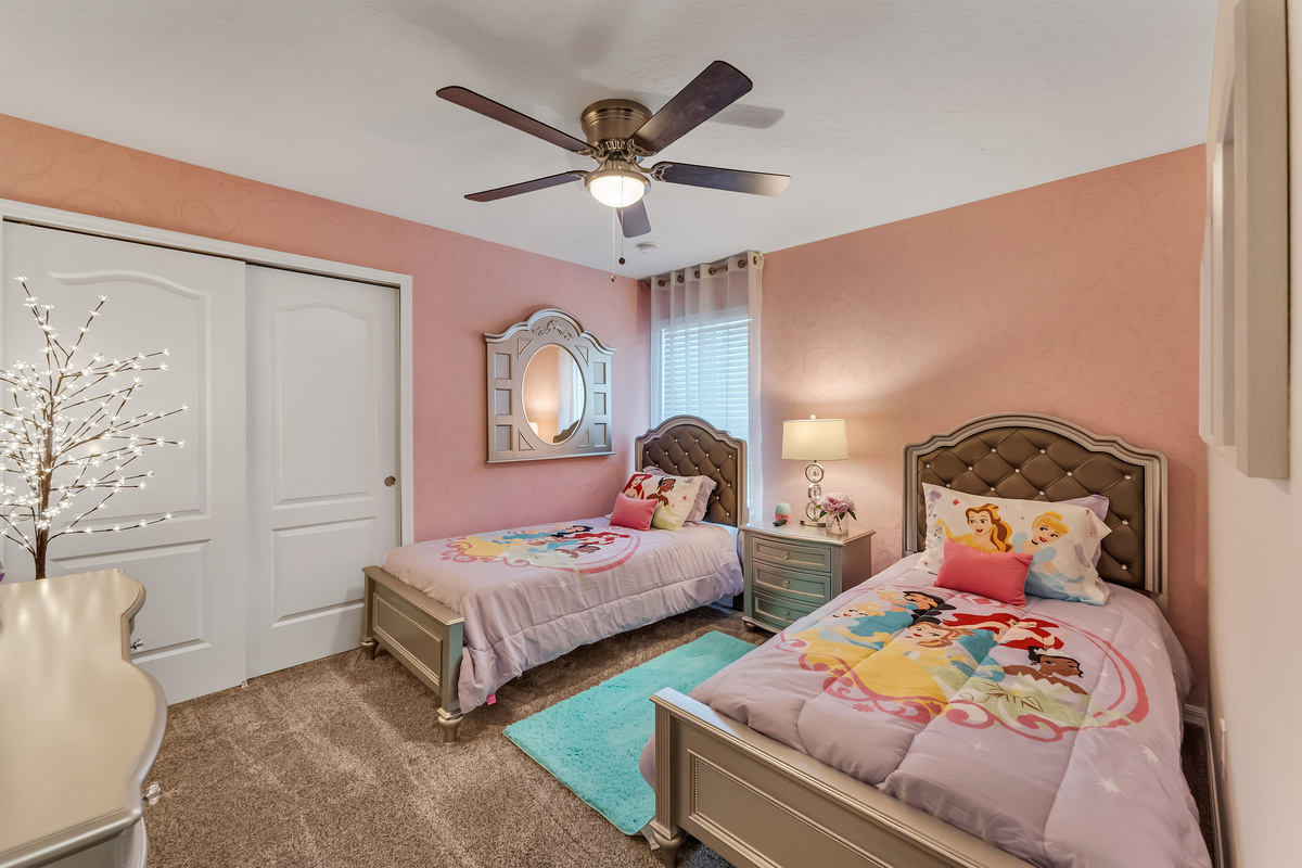 Princess room with 2 twin sized beds