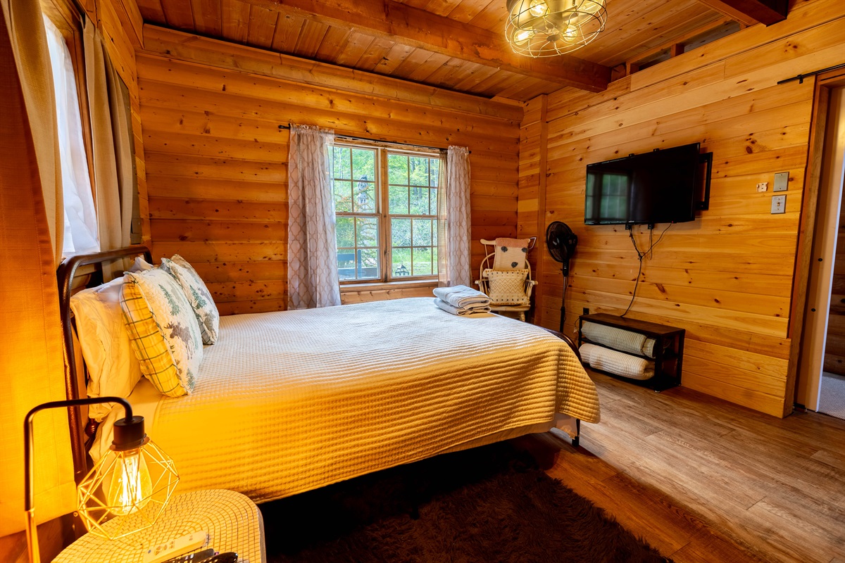 This bedroom also offers a TV to lie down and watch your favorite series. 