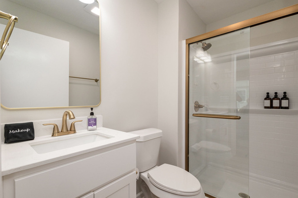 Stylish Notre Dame Haven | 2BR/2BA | Private Balcony + Parking, photo 5