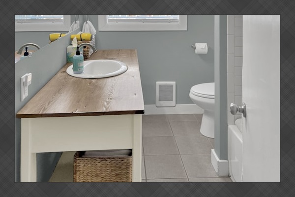 Upstairs full bathroom w/ ocean view