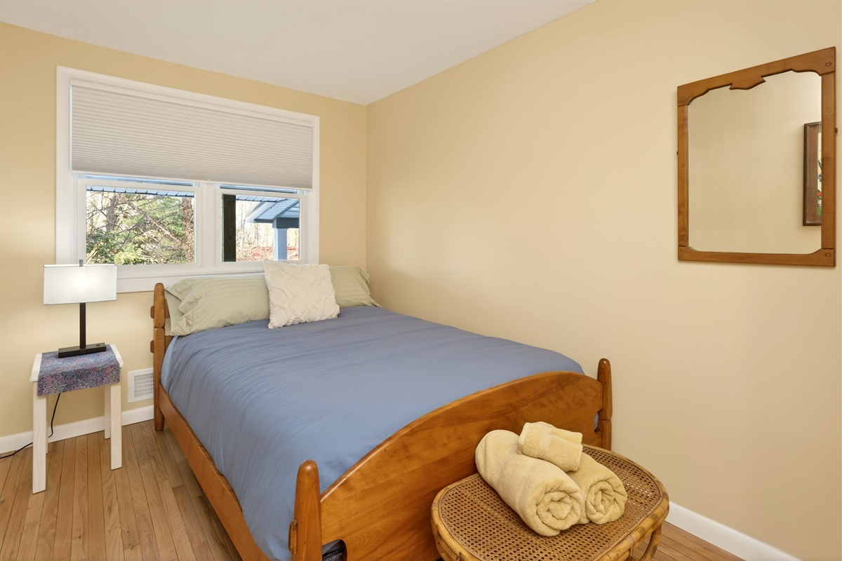 Queen bedroom Main floor