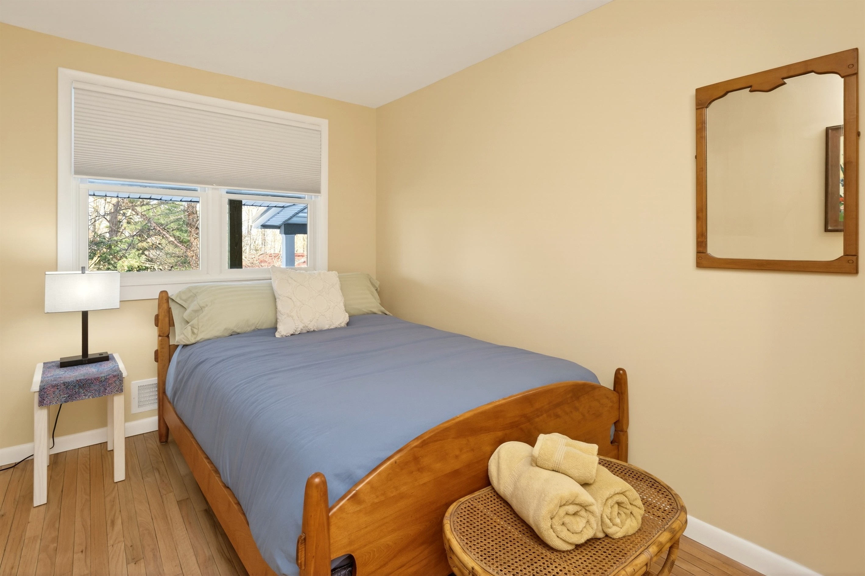 Queen bedroom Main floor