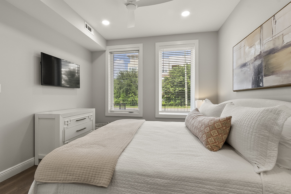 1st Floor King Bedroom