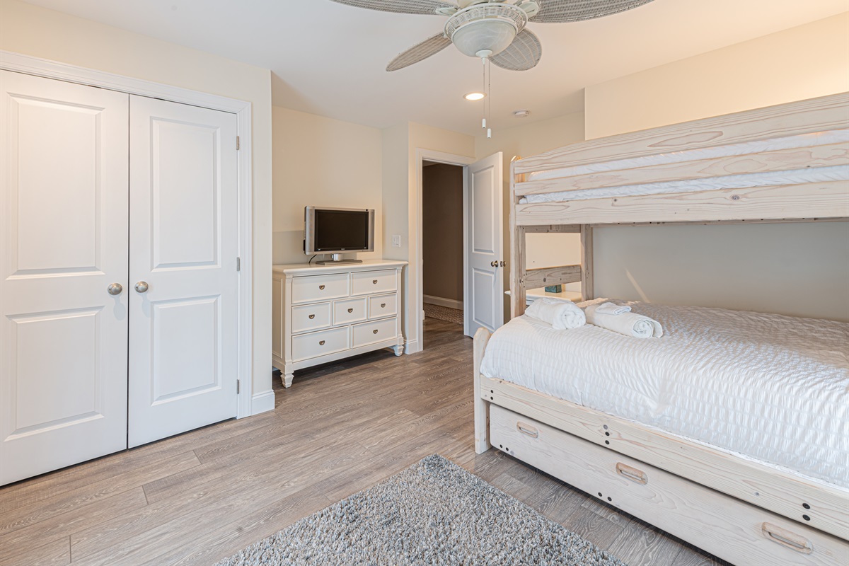 Bunk full/twin w/ trundle (sleeps 4)
