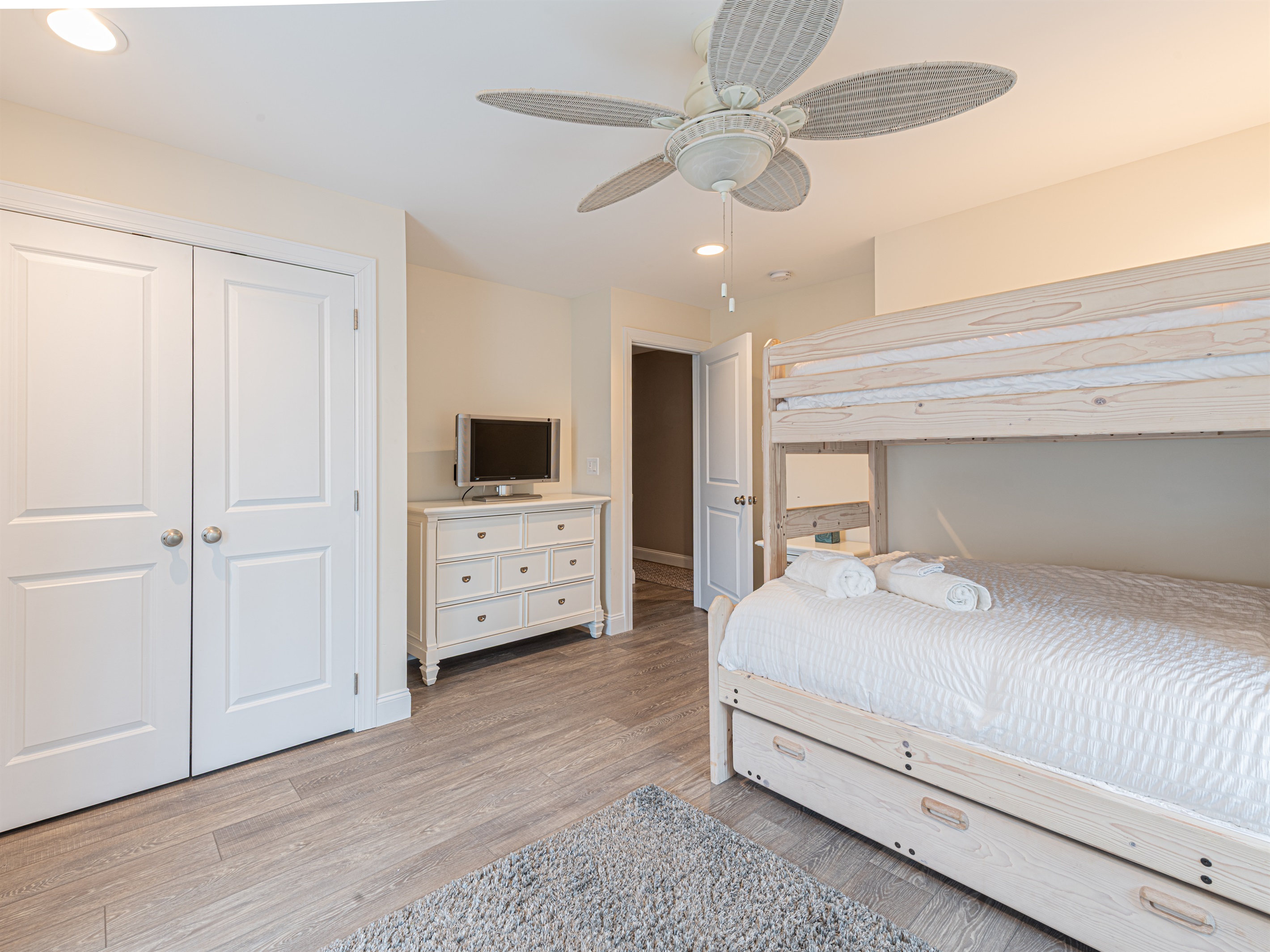 Bunk full/twin w/ trundle (sleeps 4)