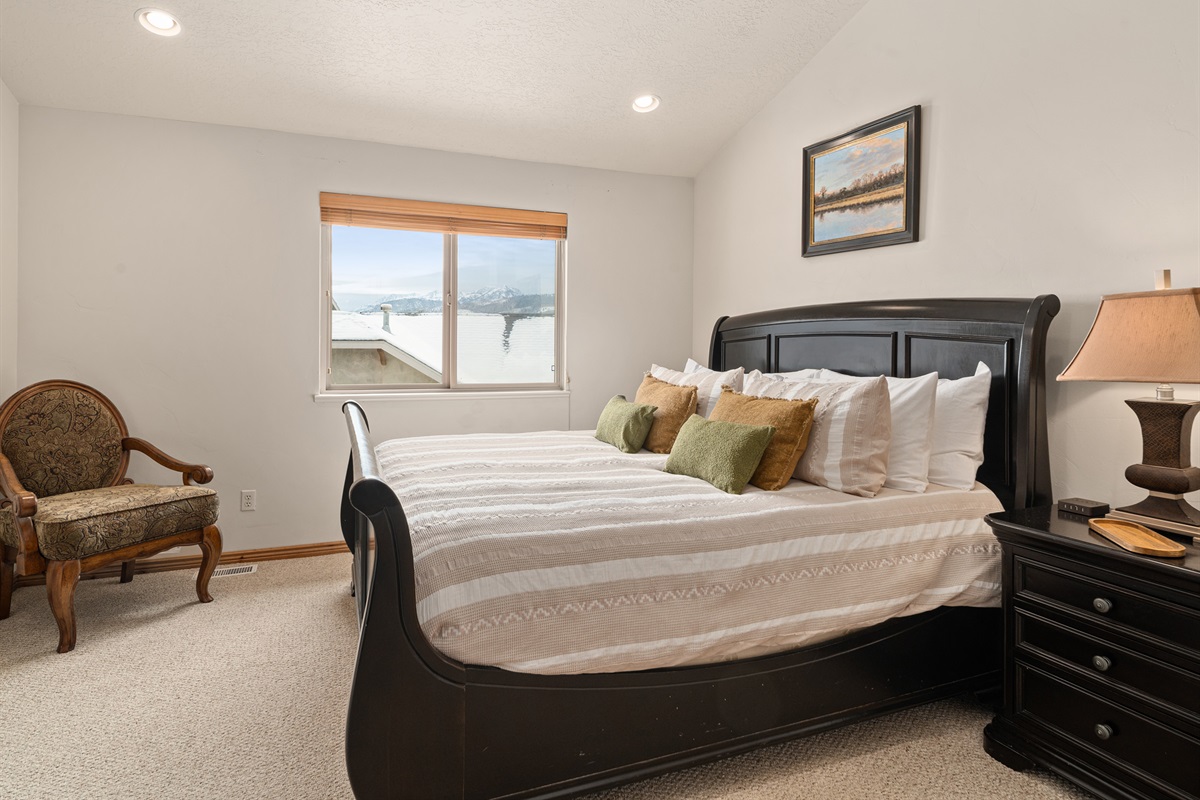Bedroom with clean lines and comfortable furnishings