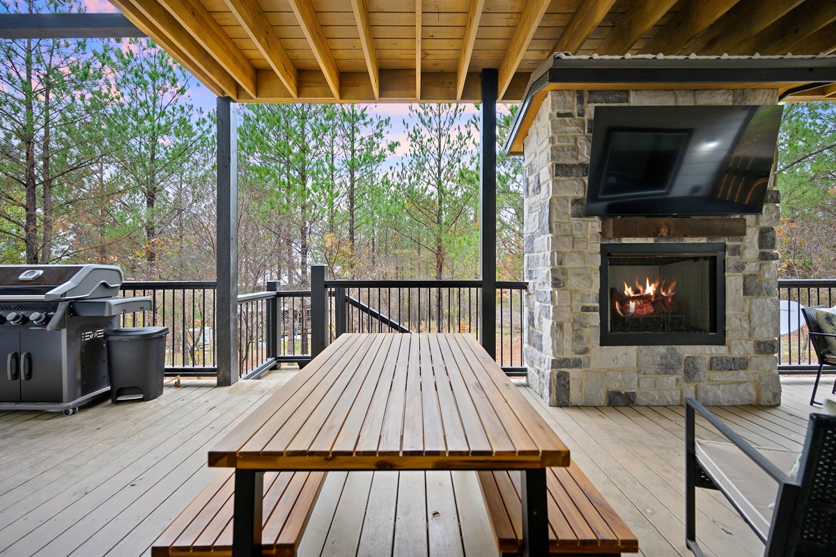 Outdoor grilling and deck dinners at Hit Refresh just feel like part of the vacation magic. Someone’s on the grill, someone’s gathered by the fireplace, and the whole family lingering outside together long after dinner is over.