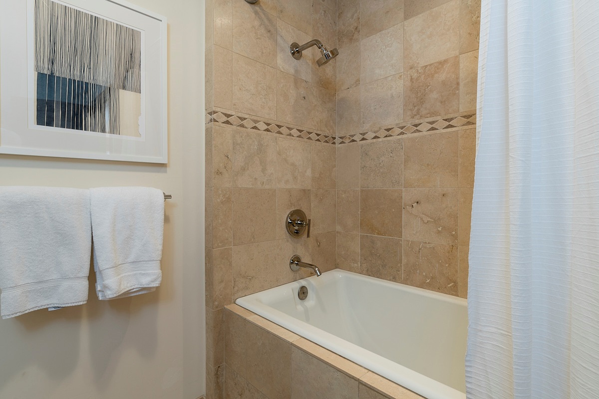 BR 2- En Suite Shower / Tub Combo