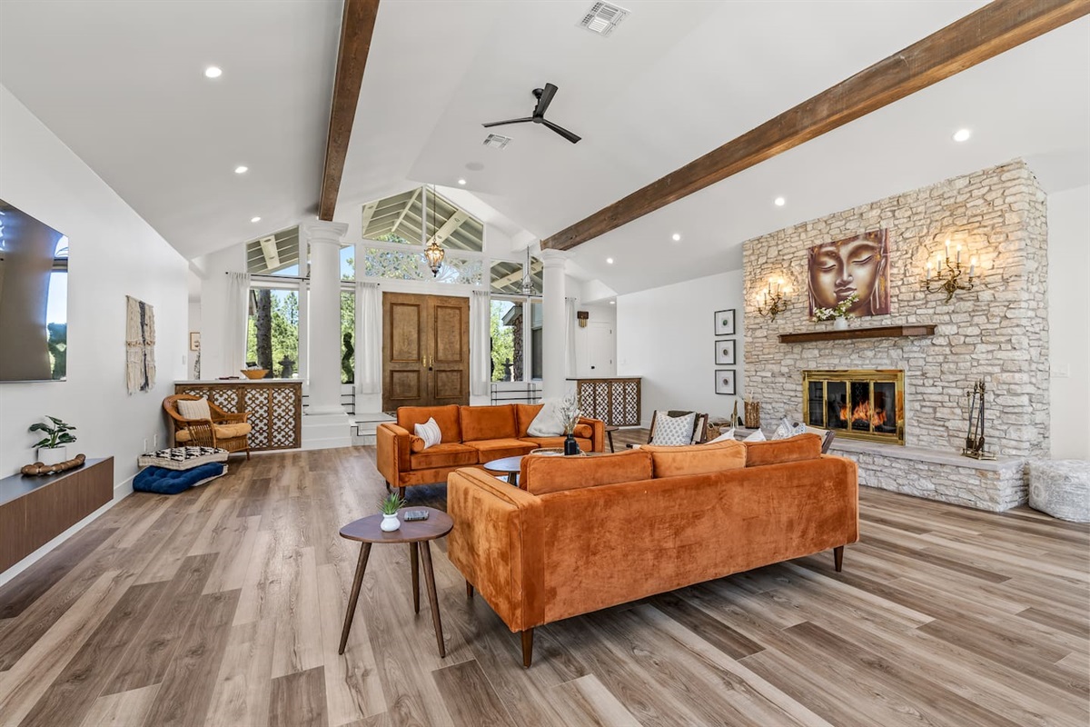 Living room with lots of Open Space