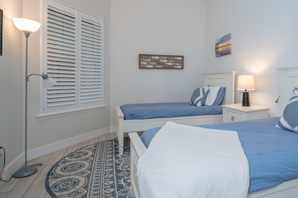 TWIN ROOM