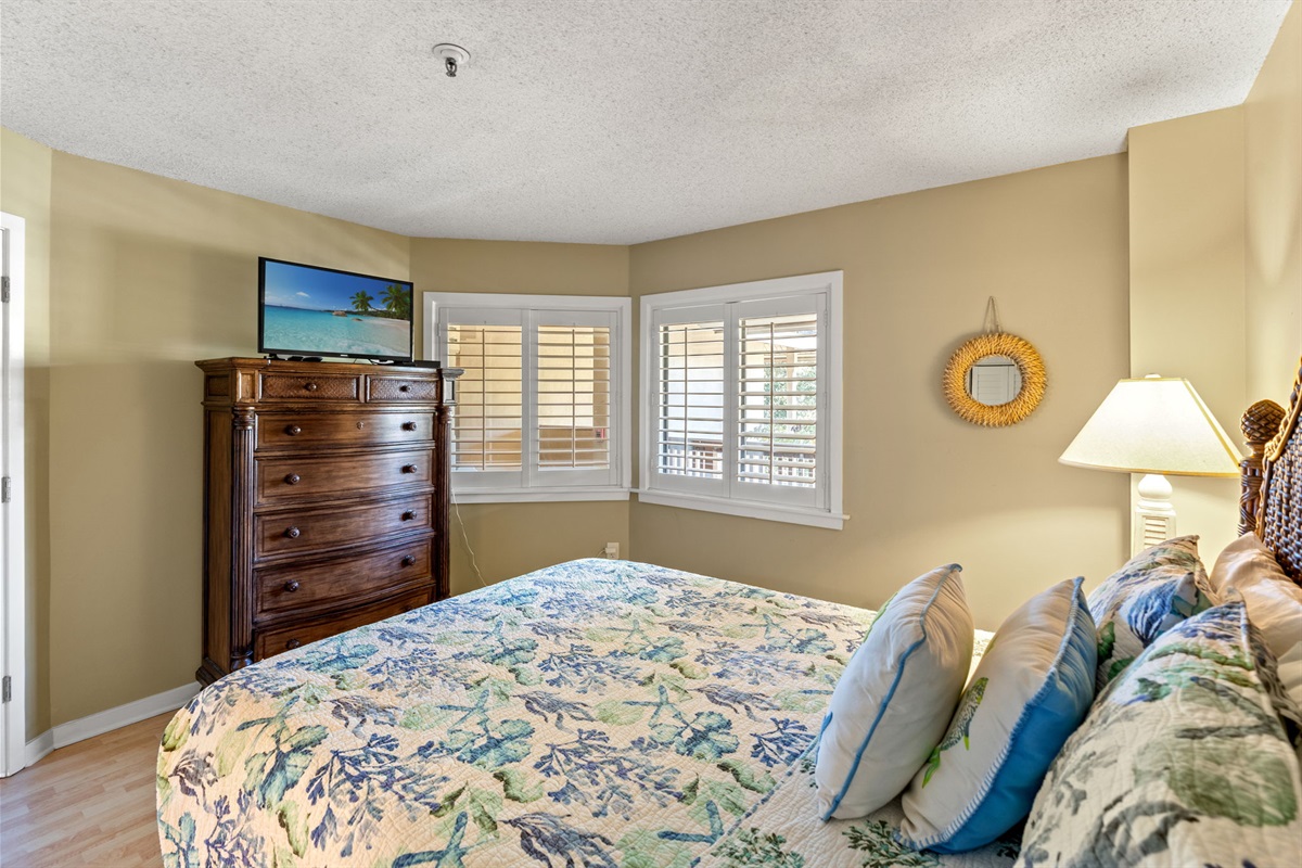 Queen Bed In 2nd Bedroom