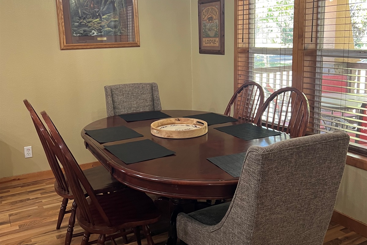 Dinning Room can seat 6