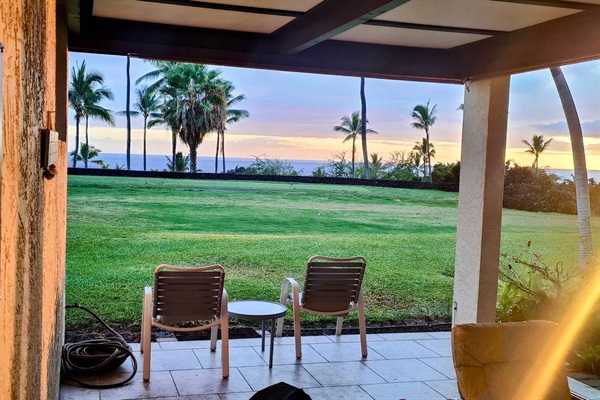 Enjoy the sunset and 18th hole golf view from the private lanai in the afternoon.
