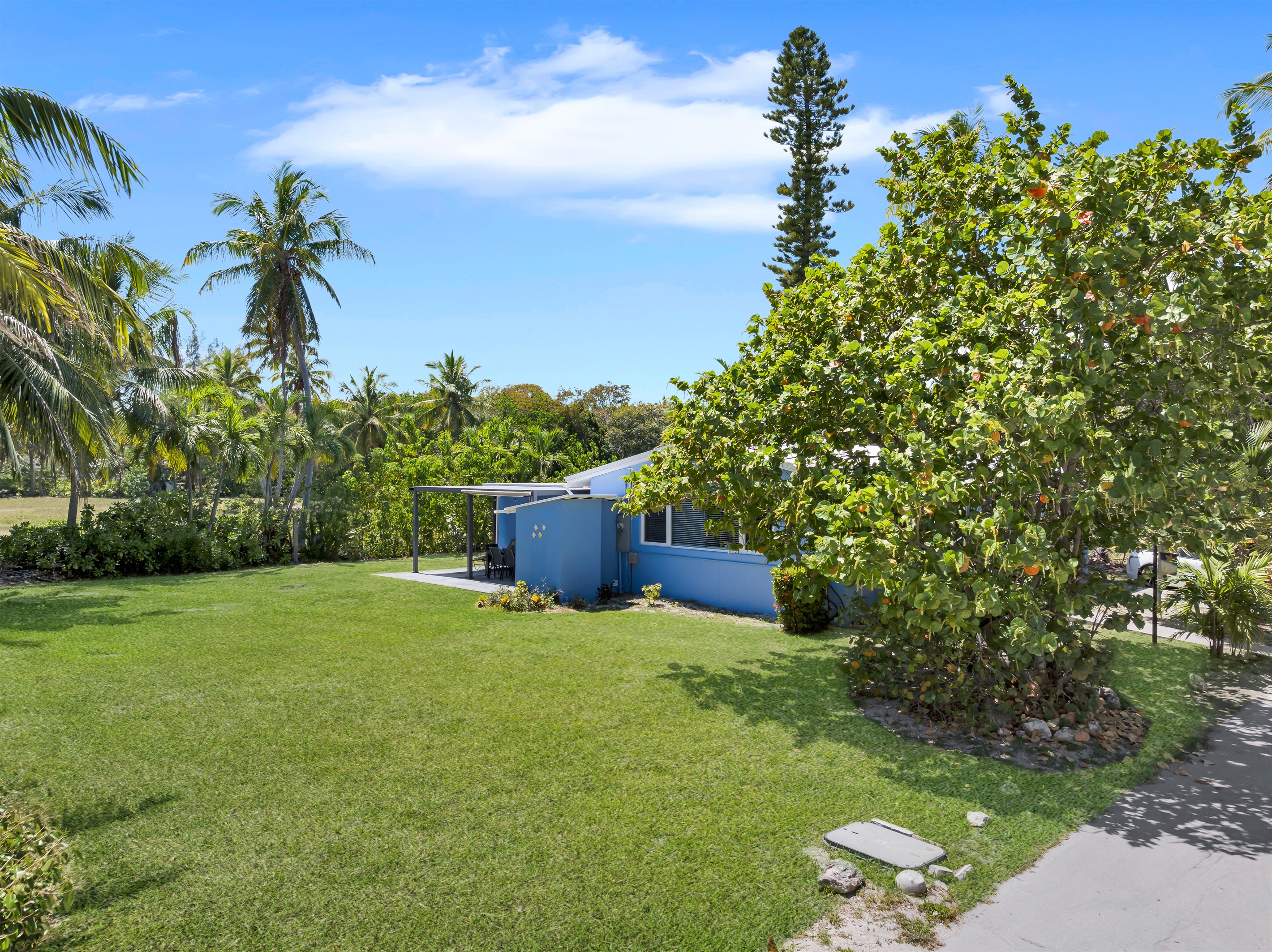 Large yard which can be used for boat trailer parking