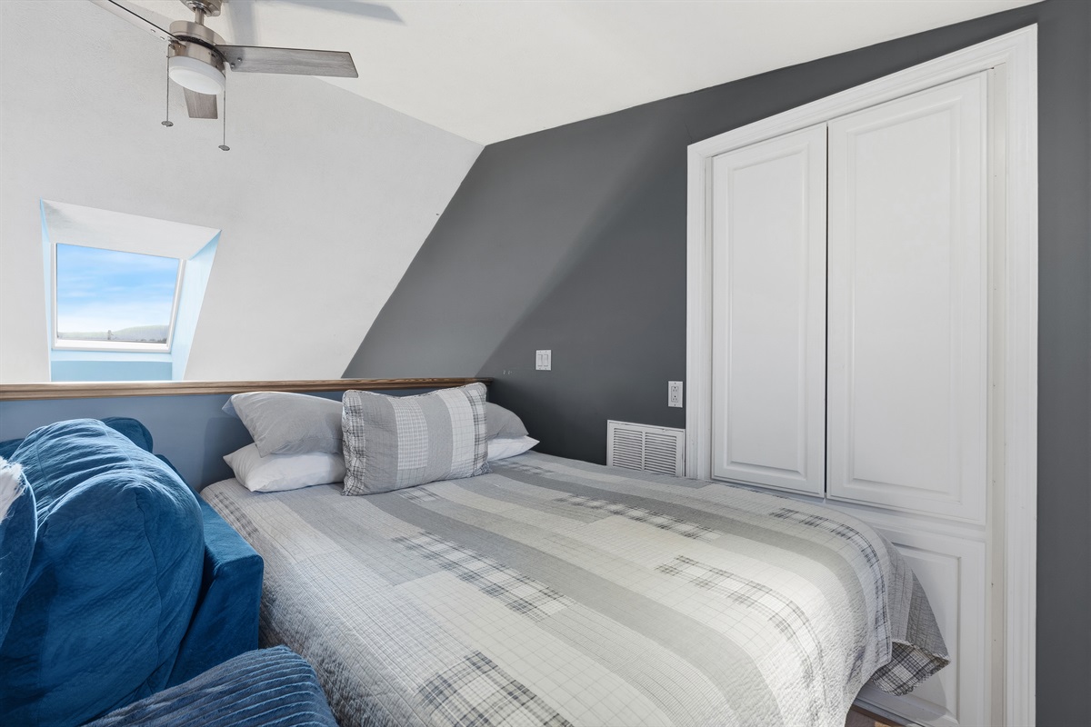 Loft w/ great lake views and queen tempurpedic bed