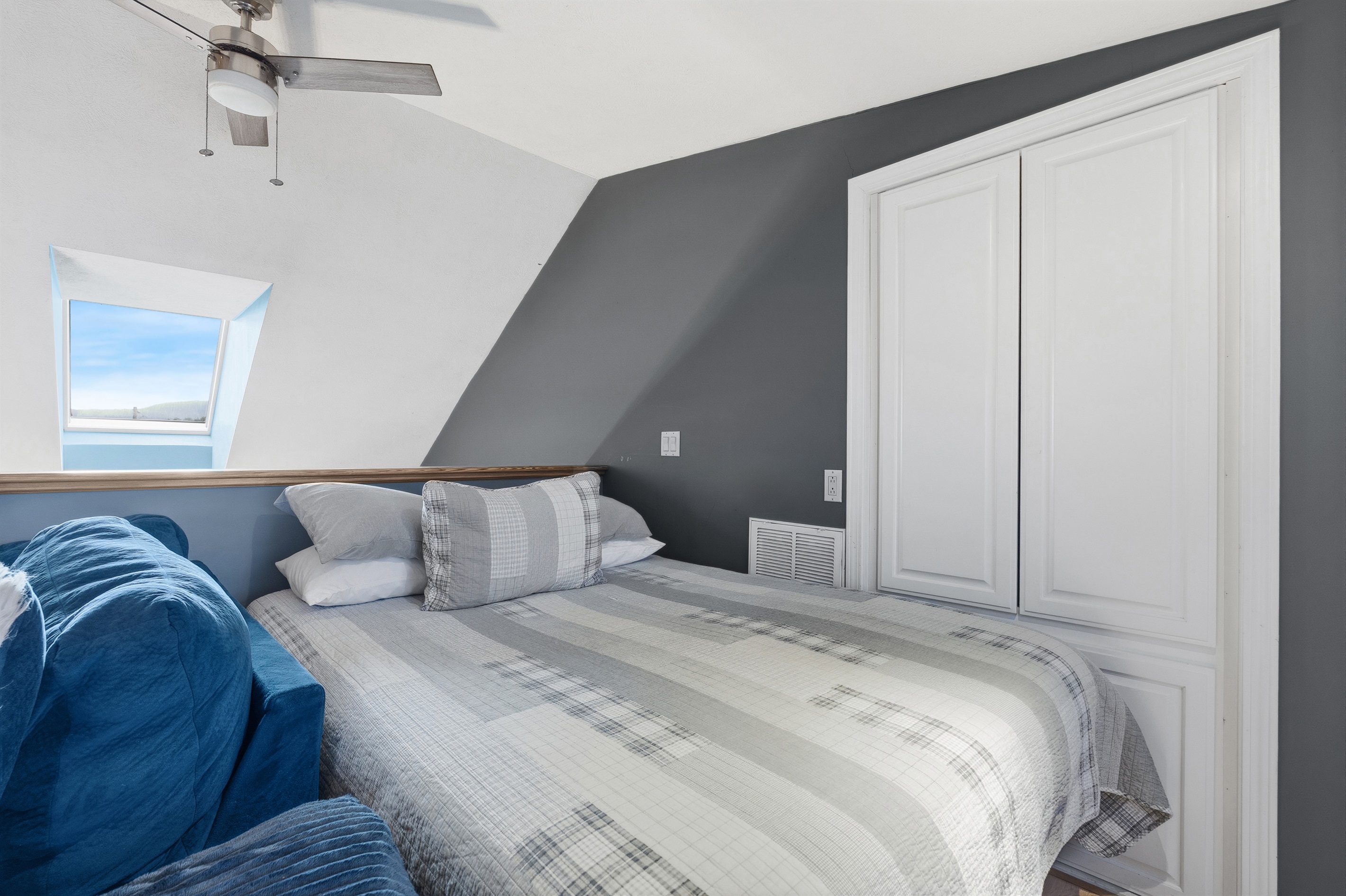 Loft w/ great lake views and queen tempurpedic bed