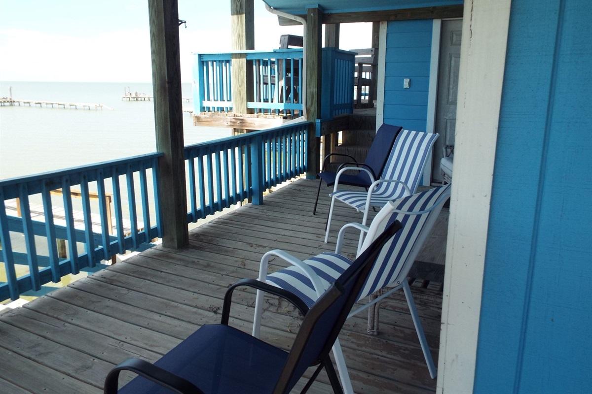 Outdoor deck, perfect for happy hour!