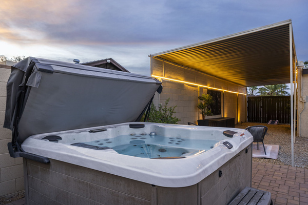 Private spa in which to relax and enjoy the peace and quiet of this desert oasis.