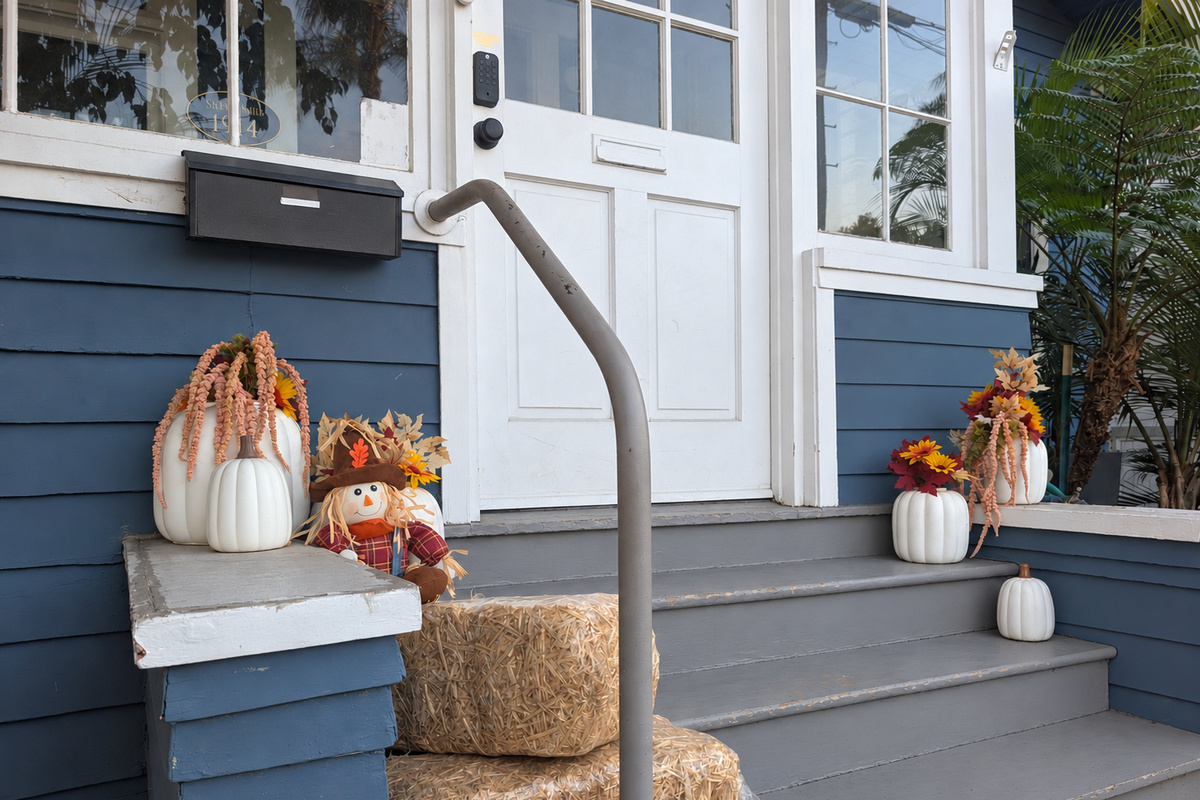 Fall vibes at the front entrance 🍂🎃