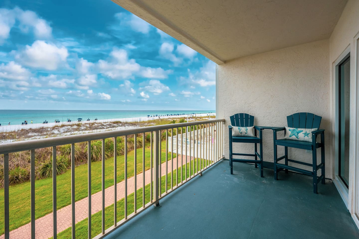 Your private Gulf-front balcony at El Secreto Azul — pull up a chair and take in unobstructed panoramic views over Destin Beach’s sugar-white sand and emerald waters. This is what waking up on the Emerald Coast feels like.
