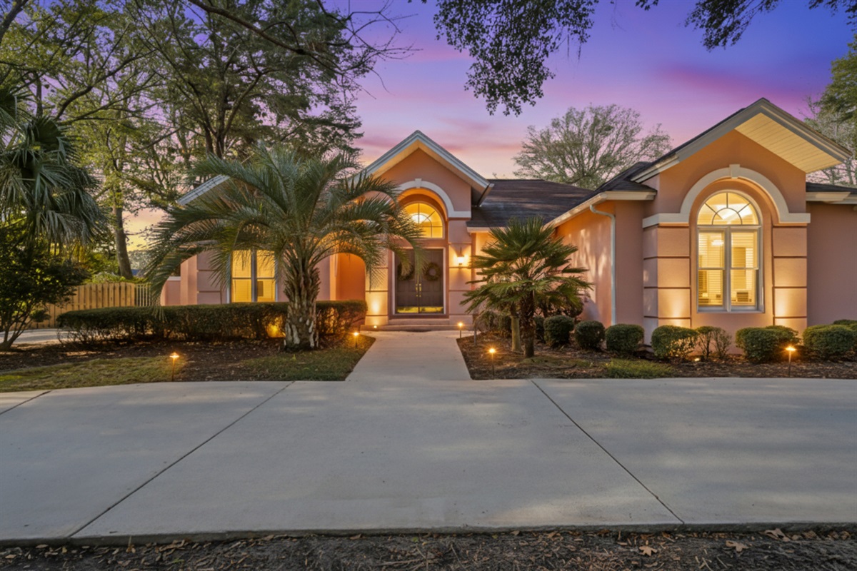 Serene place waiting for you, pool, hot tub, putting green and more