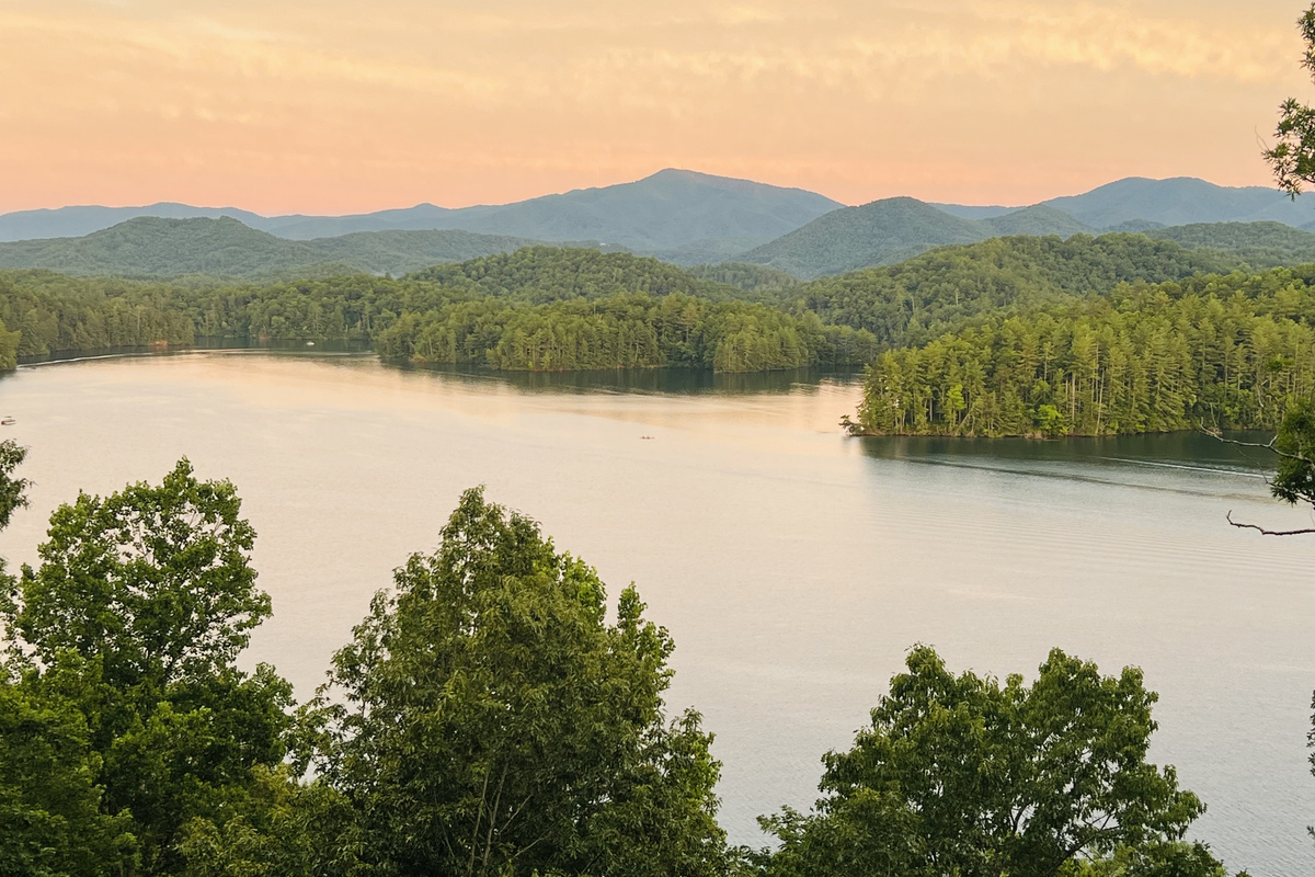 This is why guests never want to leave.
Sunrise coffee, sunset wine, or simply watching the light dance across Lake Santeetlah—Hidden Point House delivers a view that changes by the hour and never gets old.