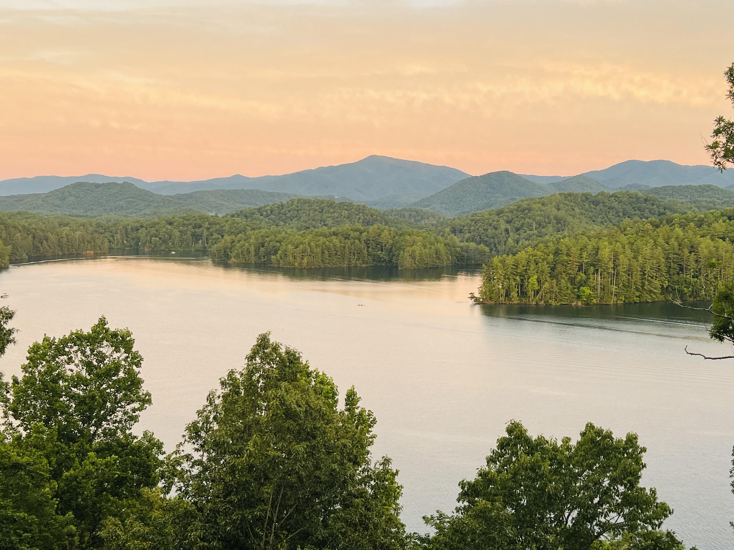 This is why guests never want to leave.
Sunrise coffee, sunset wine, or simply watching the light dance across Lake Santeetlah—Hidden Point House delivers a view that changes by the hour and never gets old.