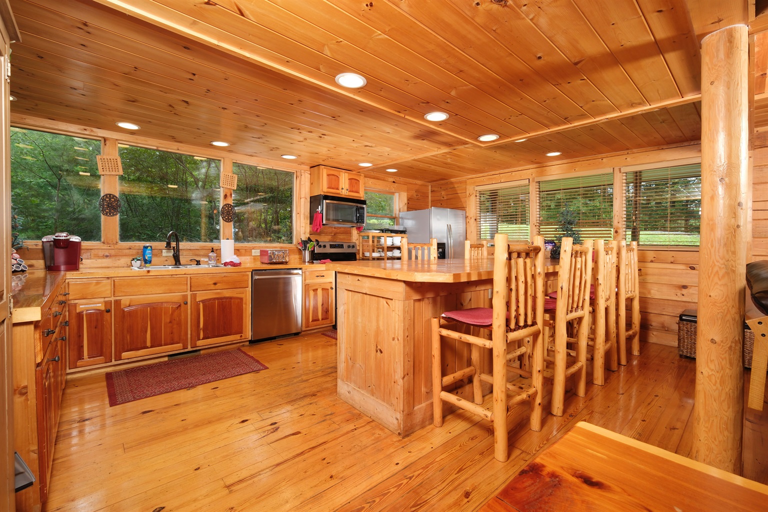 LARGE KITCHEN ISLAND SEATS 6