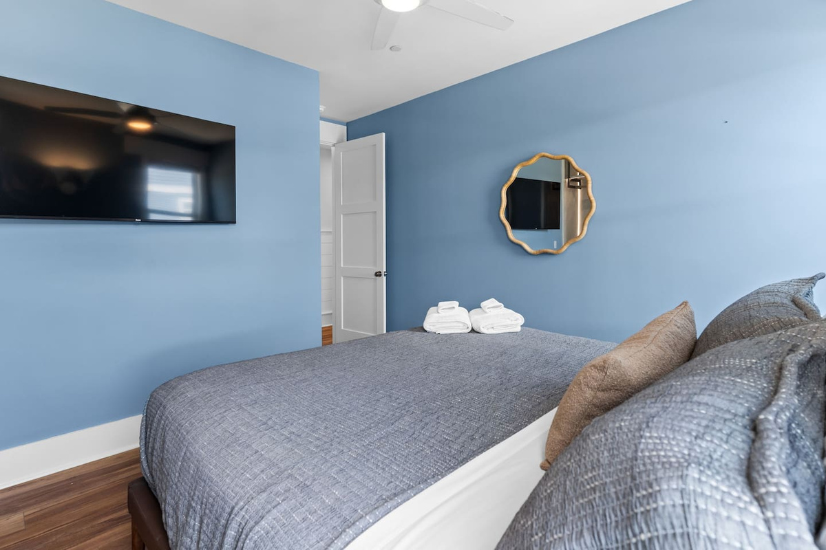 Brand new luxury linens & towels provided! The best part? All beds will be made upon your arrival. No need to worry about packing sheets or making beds after a long travel day! 