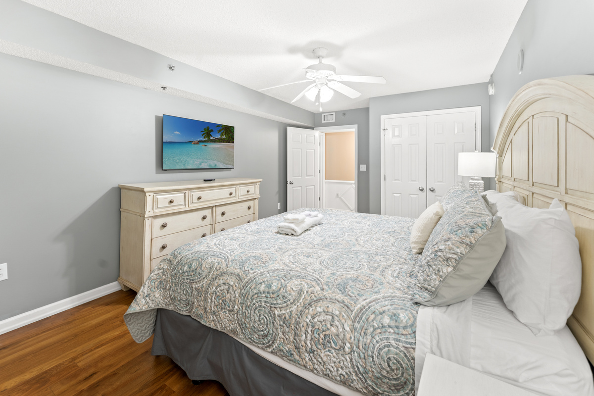 Large 4th bedroom with King bed