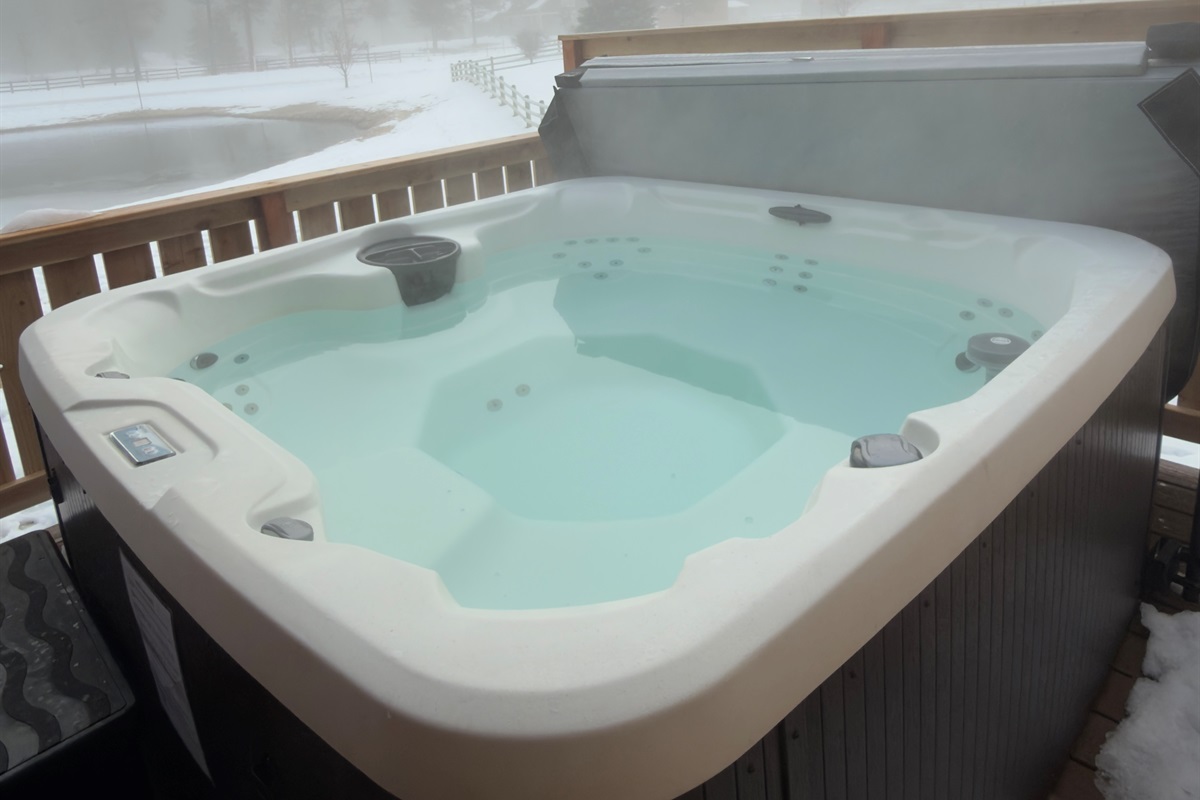 Brand new hot tub available for guest use.