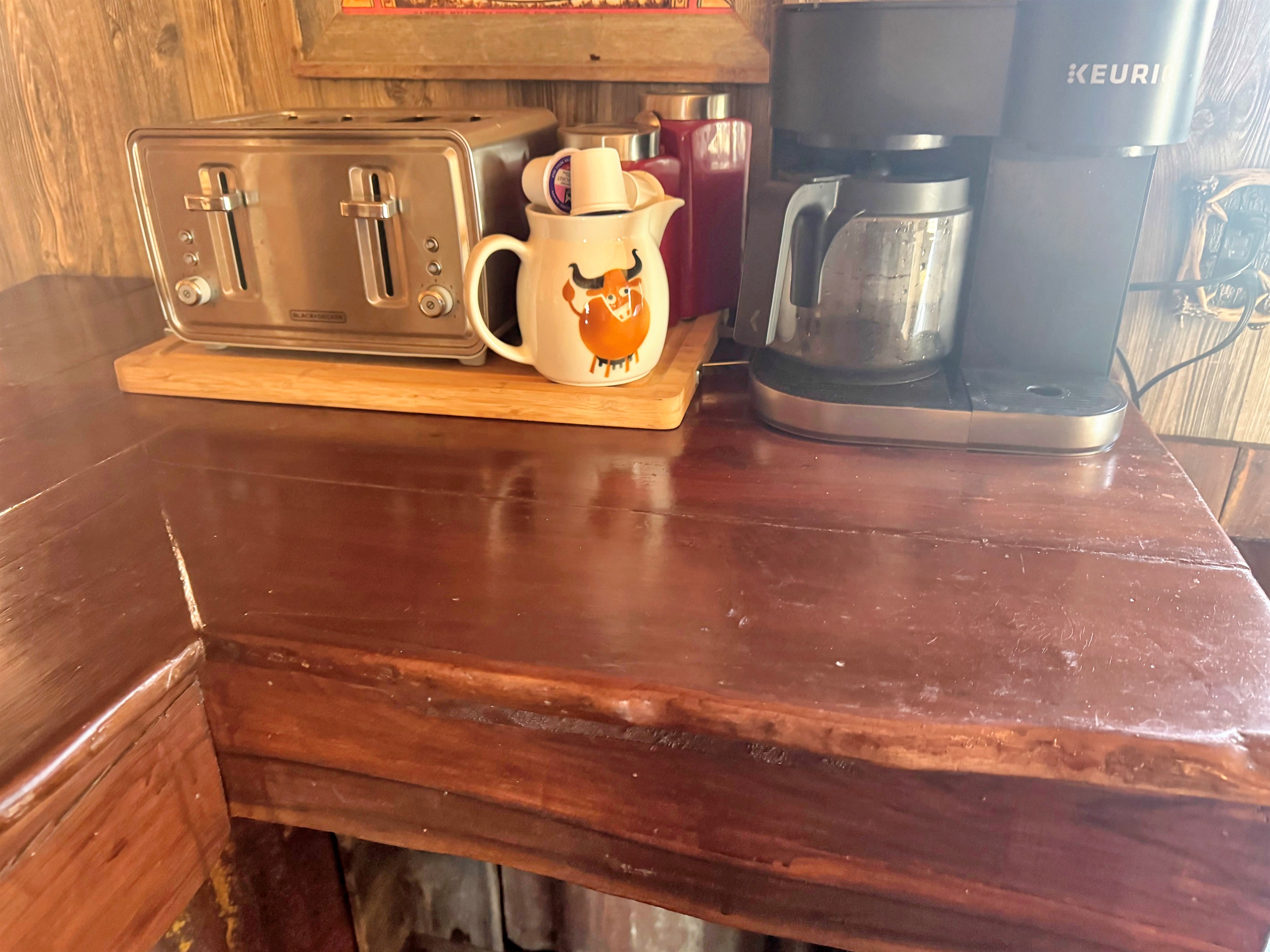 Keurig duo with starter K-cups provided.  4 slice toaster.