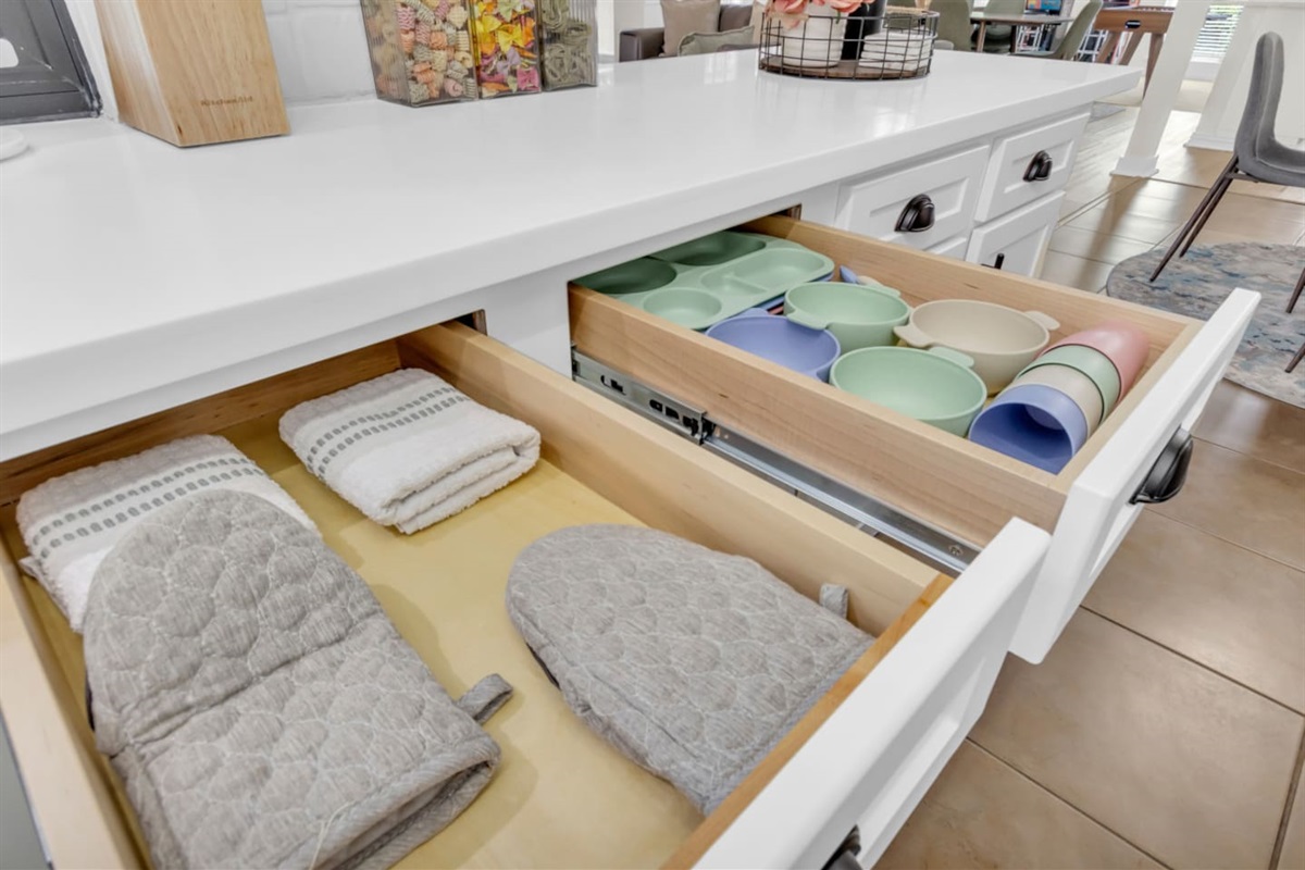Inner chef dream! Fully stocked kitchen and ready for anything from breakfast to dinner