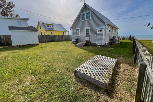 Spacious, fenced-in backyard! Shed is not accessible to guests.