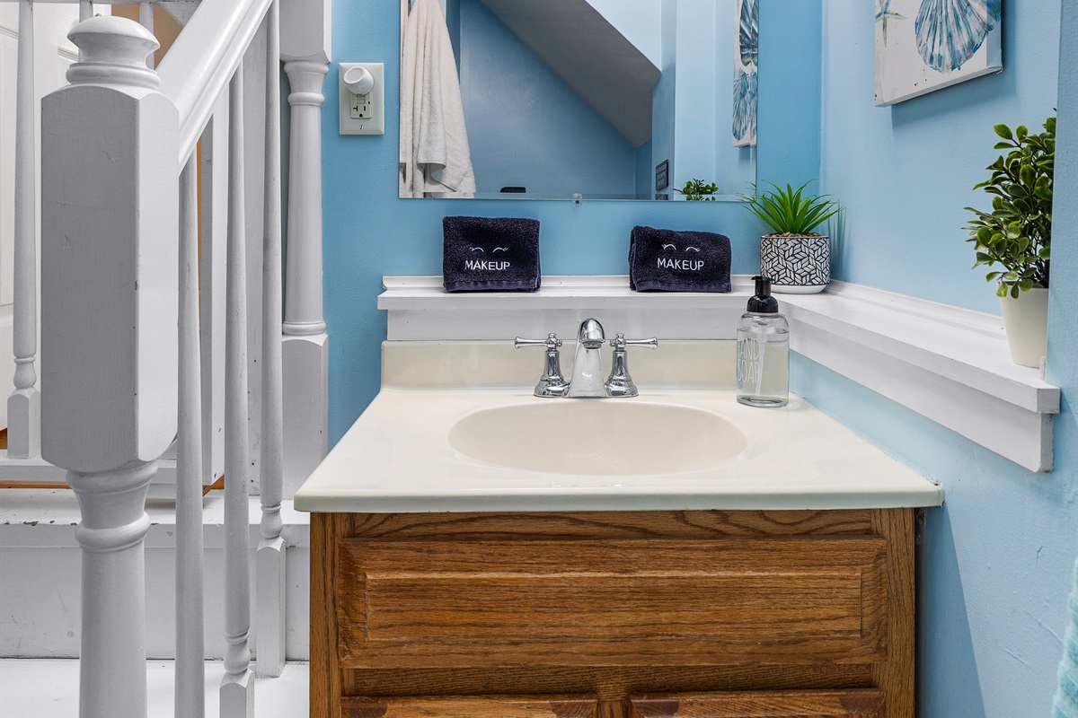 Freshen up with ease in the bright full bathroom, perfect for rinsing off sandy toes and sunscreen.