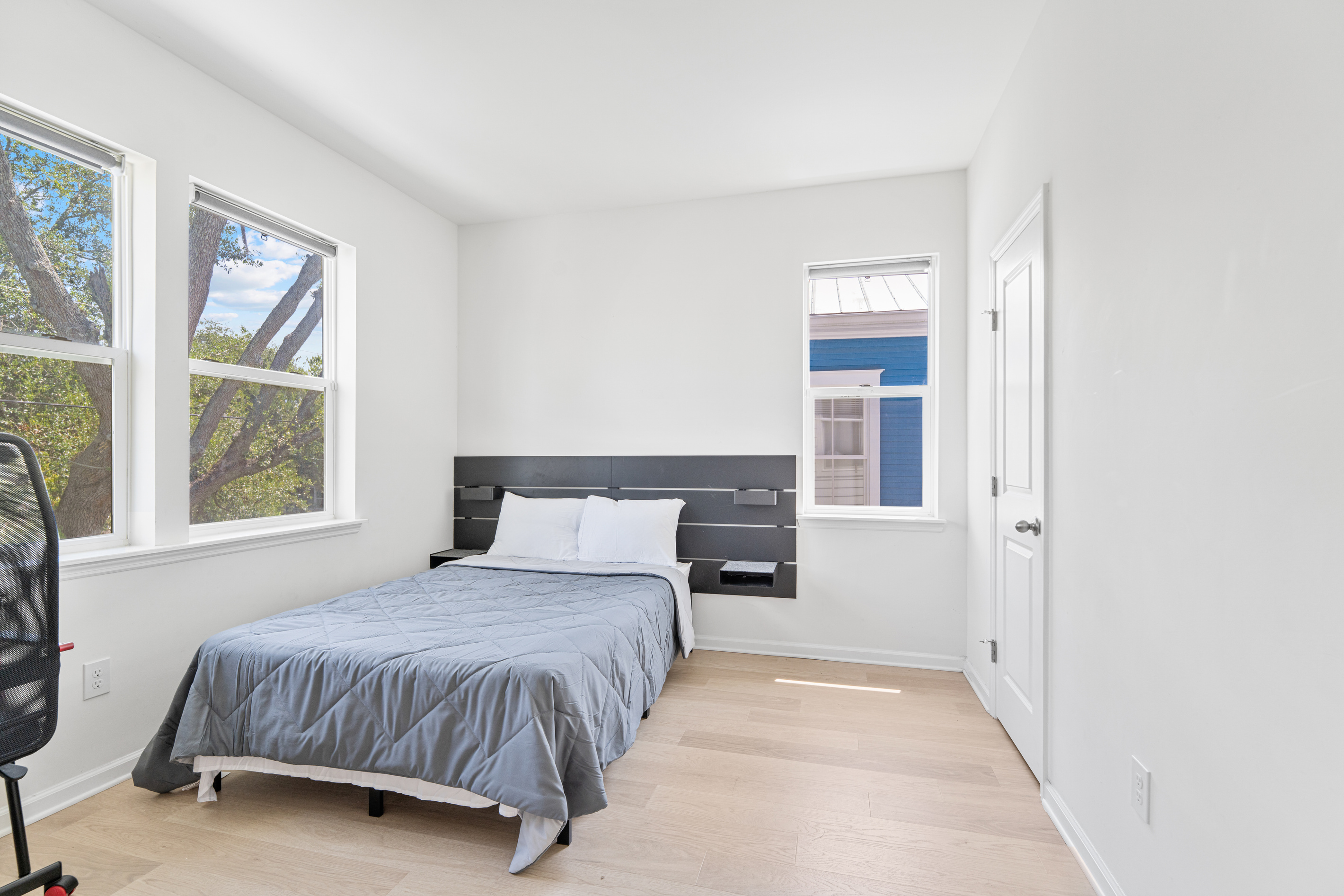 Morning light, oak branches at the window, and a bed made for sleeping in. This upstairs room is where the teenagers disappear to, and where whoever claims it first will linger long past breakfast on a slow morning.