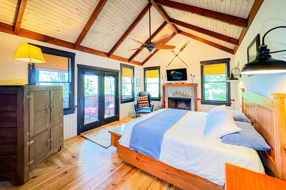 King Bed | Overlooking Great Smoky Mountains National Park