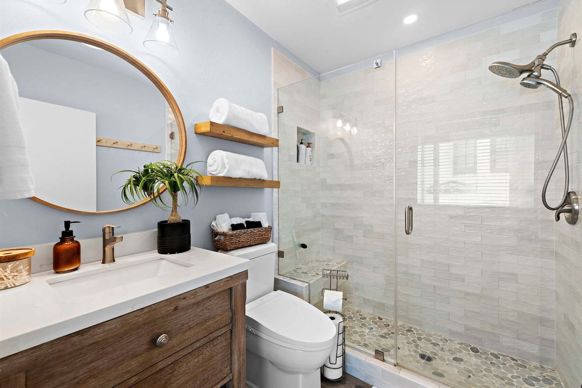The spa-like remodeled bathroom is fully equipped with a bidet, music system and great water pressure. The building also has a water softener so the shower feels luxurious. There are also outdoor showers for use after the beach.