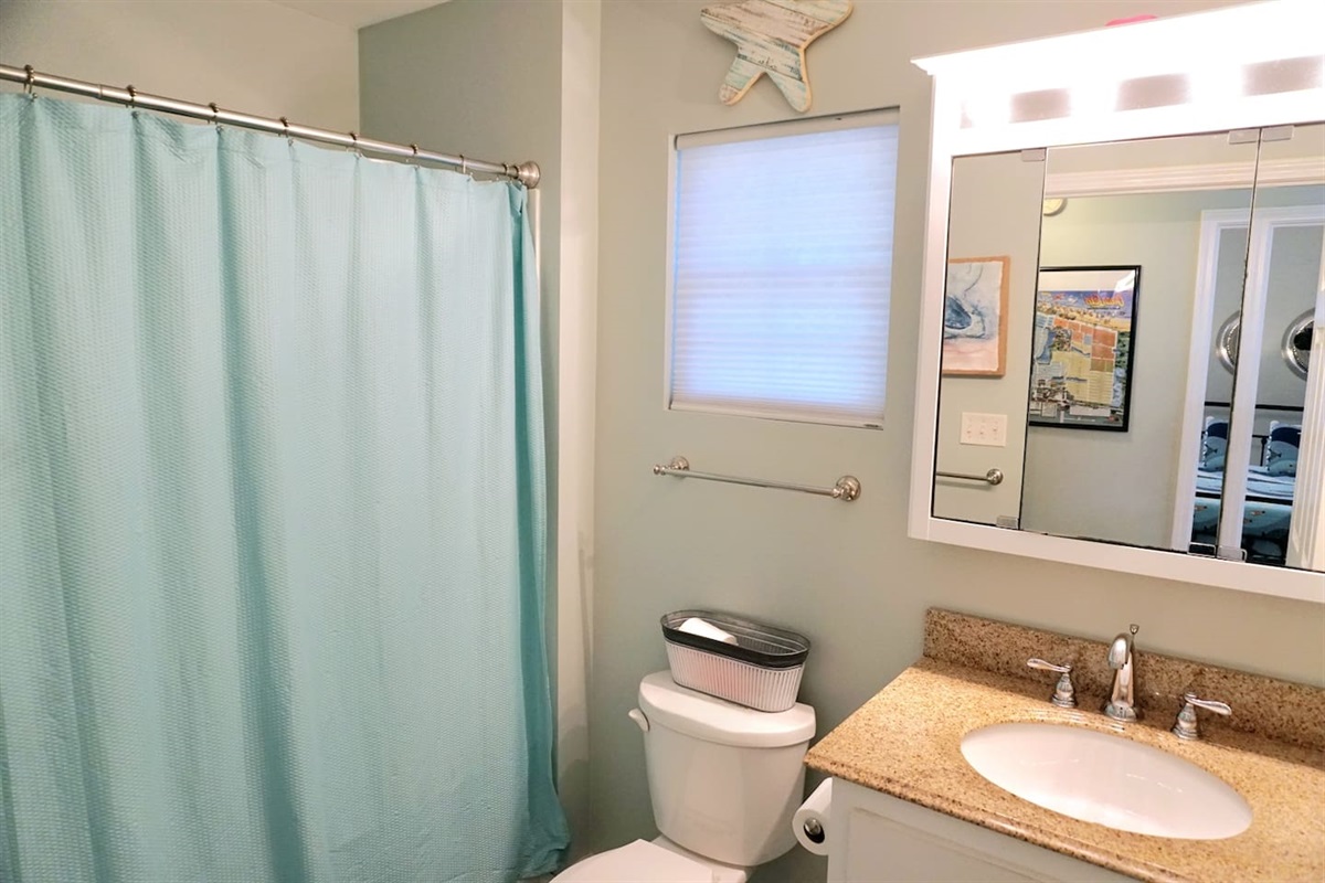 Full Bathroom on Hallway