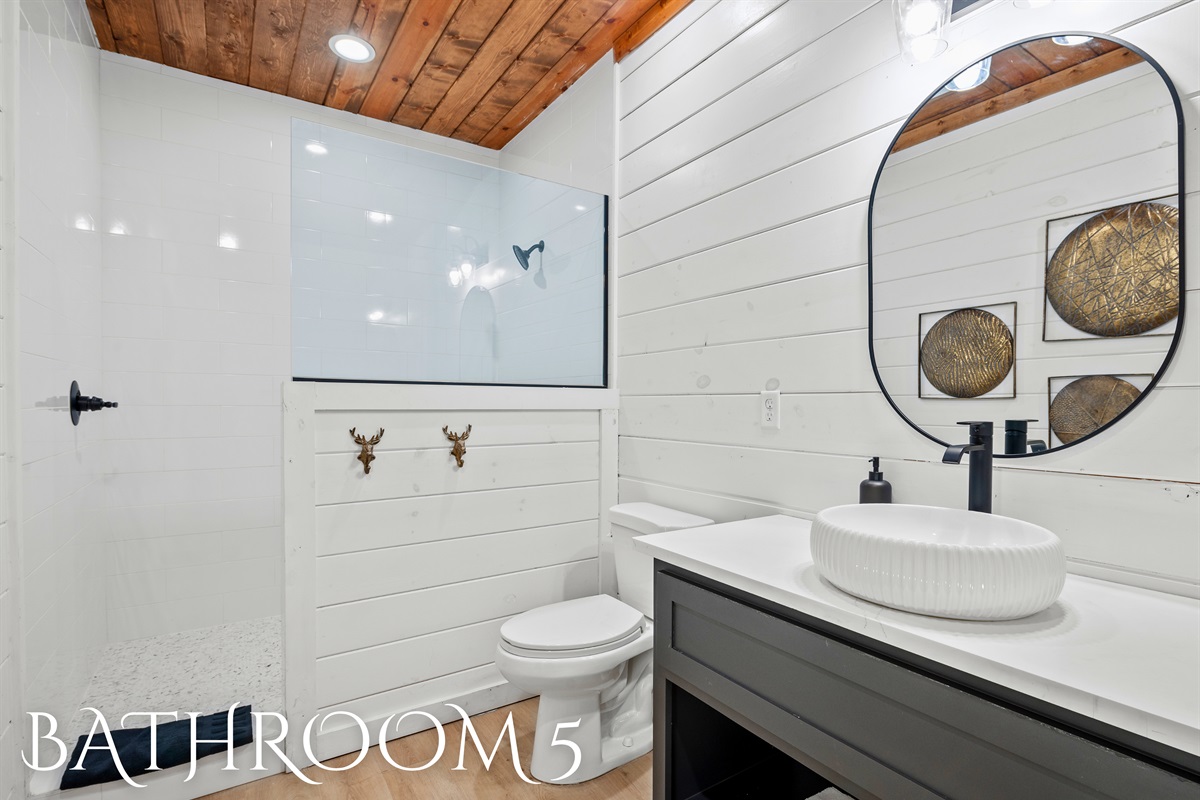 The clean, modern design of this bathroom pairs simple elegance with functionality for a seamless morning routine.
