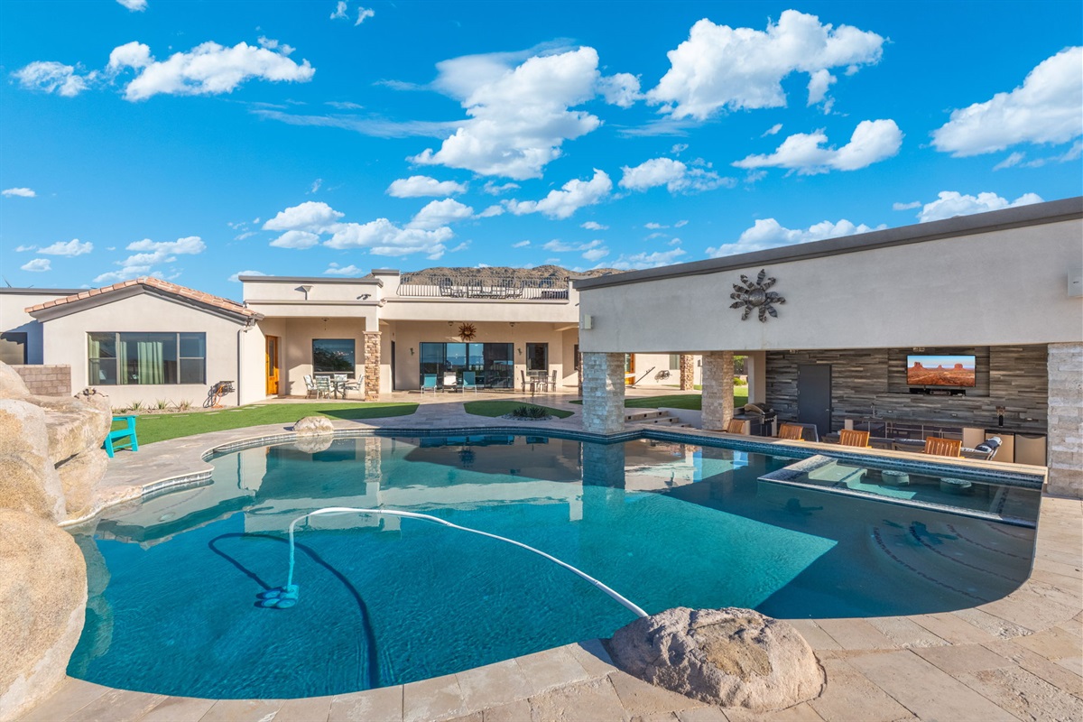 Resort-style pool with swim-up bar seating and panoramic mountain backdrop — perfect for unforgettable group stays 🏜️