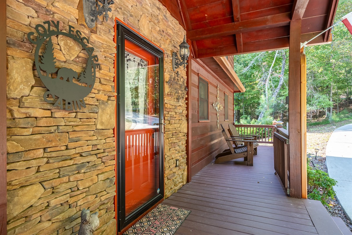 Relax on the front porch and listen to the birds chirping. Cozy Escape Cabin welcomes you!