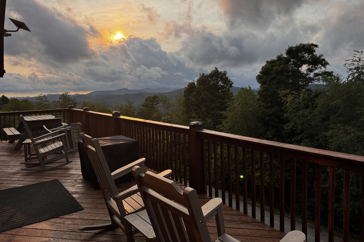 Settle into the deck chairs and enjoy colorful sunsets and long-range Blue Ridge Mountain views.