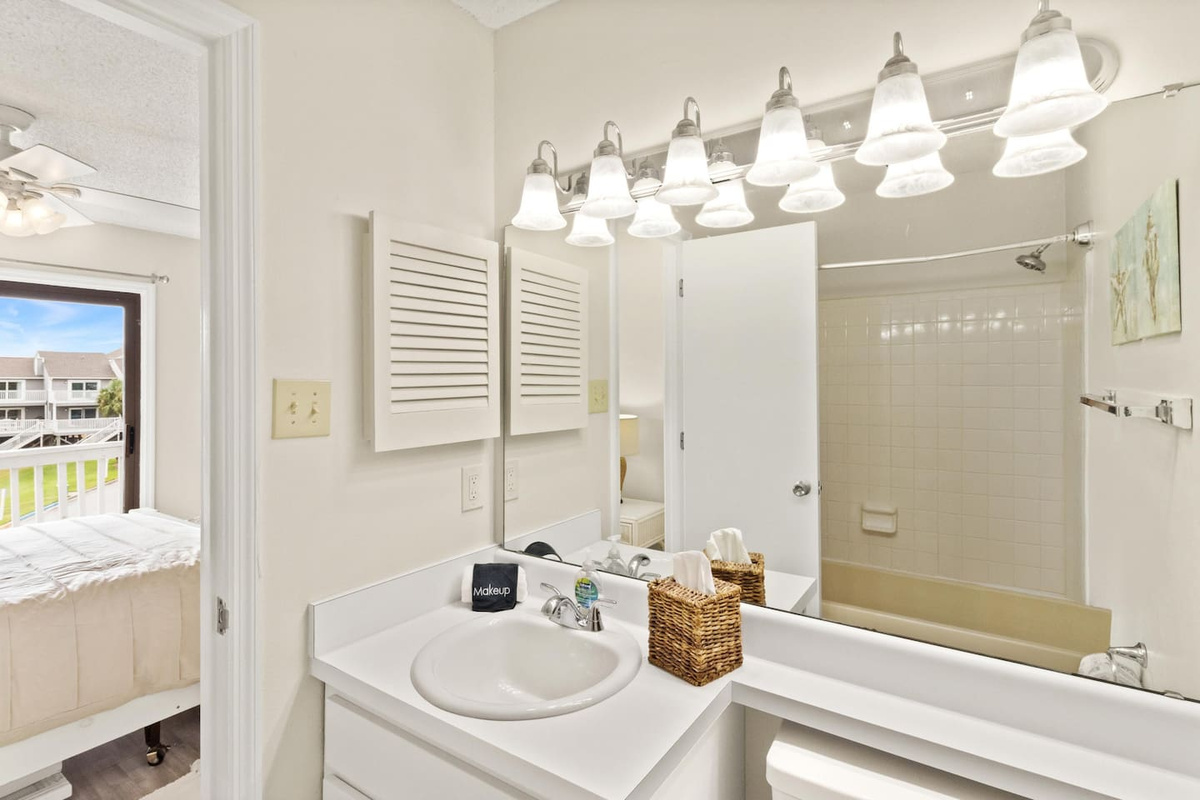 Step into a clean, private bath that's all yours &mdash; the queen guest bath with tub/shower combo keeps the morning traffic flowing.