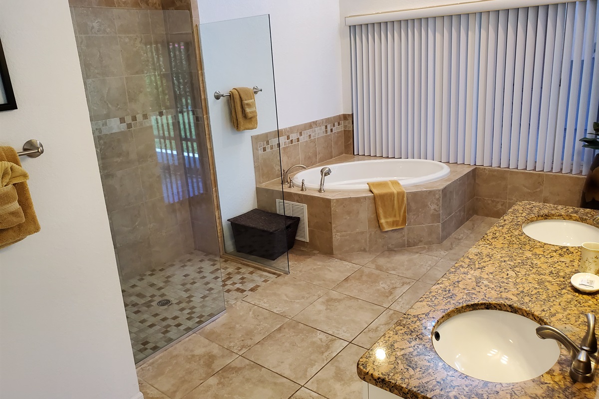 Master Queen ensuite bathroom with walk-in shower, sunk-in tub and 2 sinks, toilet