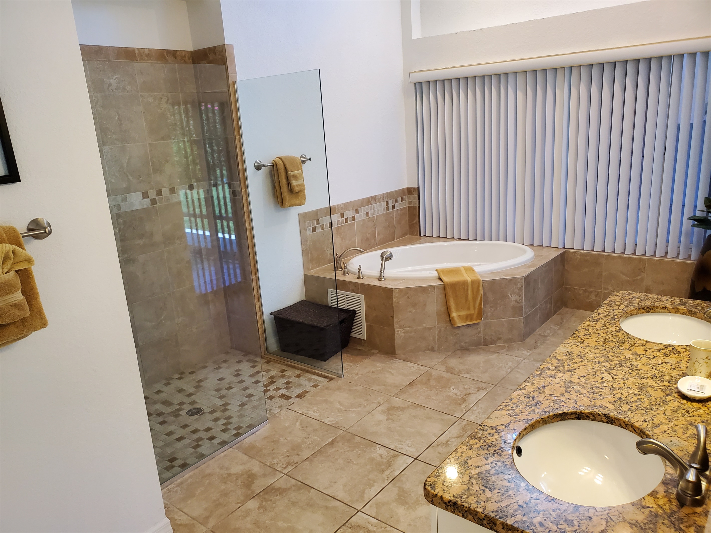 Master Queen ensuite bathroom with walk-in shower, sunk-in tub and 2 sinks, toilet